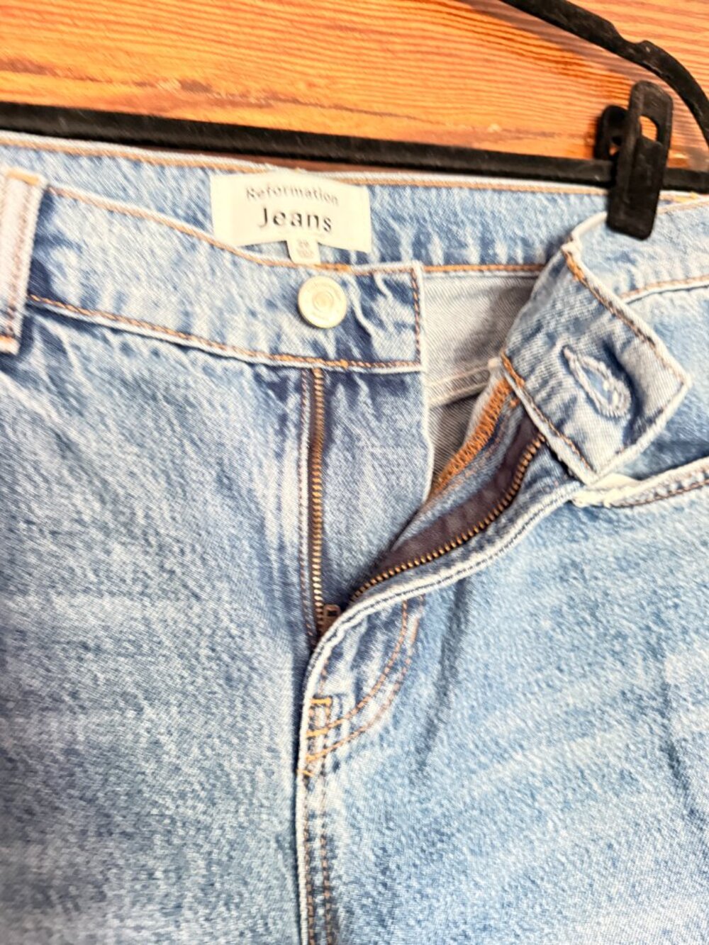 Reformation Jeans • Addison Low Rise Relaxed Jeans, Light Wash - Picture 4 of 6